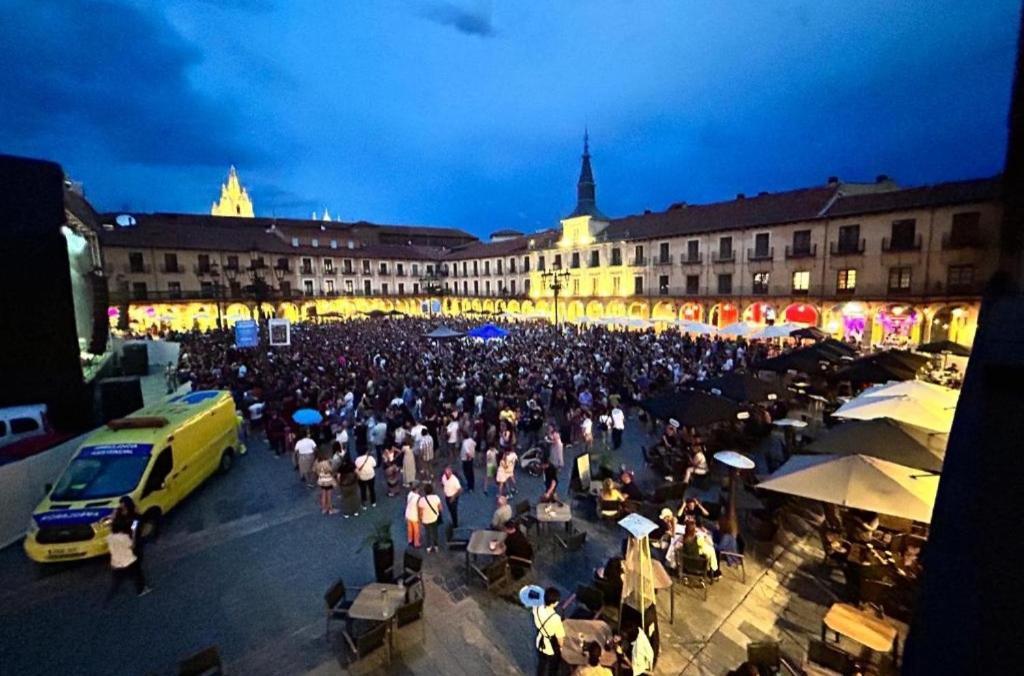 Arquitecto De La Vida- Plaza Mayor Leon Ngoại thất bức ảnh