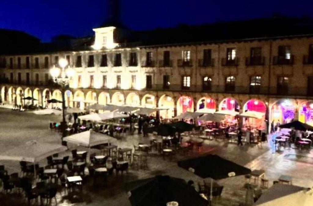 Arquitecto De La Vida- Plaza Mayor Leon Ngoại thất bức ảnh