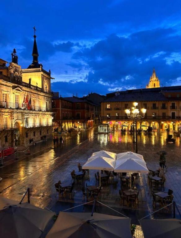 Arquitecto De La Vida- Plaza Mayor Leon Ngoại thất bức ảnh