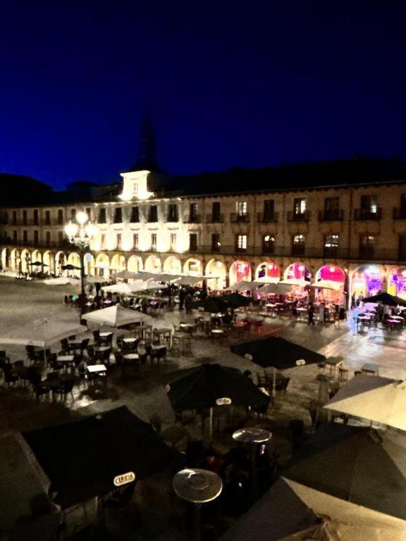 Arquitecto De La Vida- Plaza Mayor Leon Ngoại thất bức ảnh