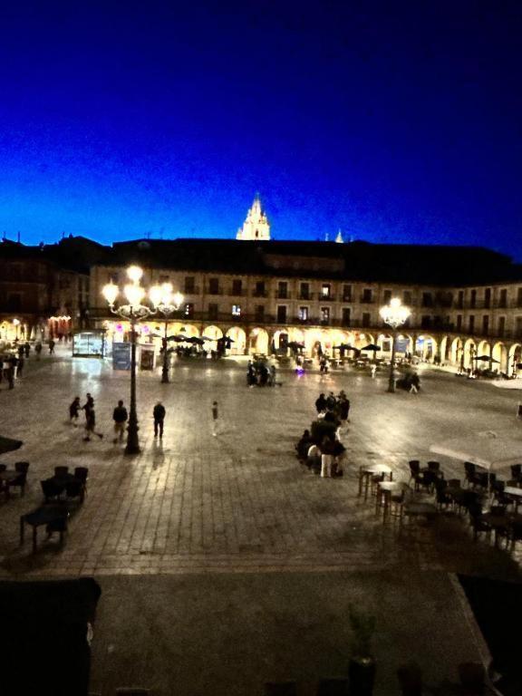 Arquitecto De La Vida- Plaza Mayor Leon Ngoại thất bức ảnh